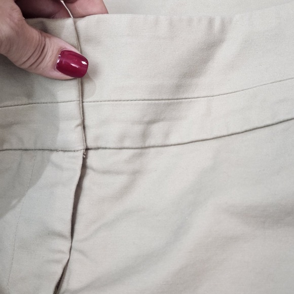 APT. 9 Essentials Women's Khaki Dress Shorts Size 14 Flat Front Stretch Hook Zip - Picture 2 of 7